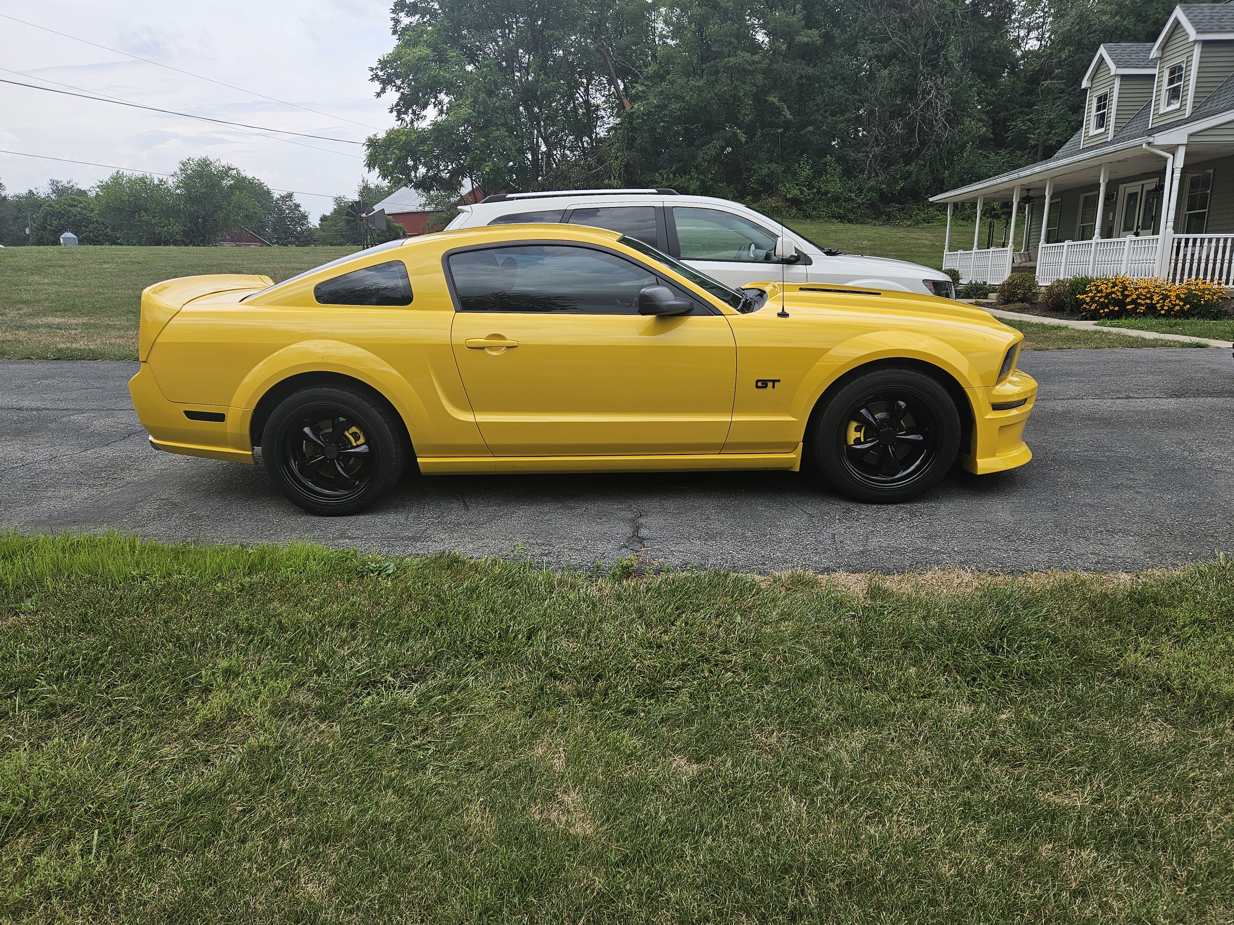 Used 2005 Ford Mustang GT Premium RWD image 2