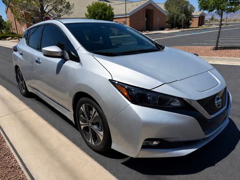 Used 2022 Nissan Leaf SV FWD image 1