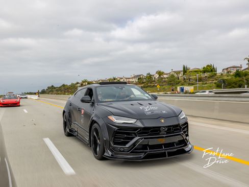 Used 2021 Lamborghini Urus image 2