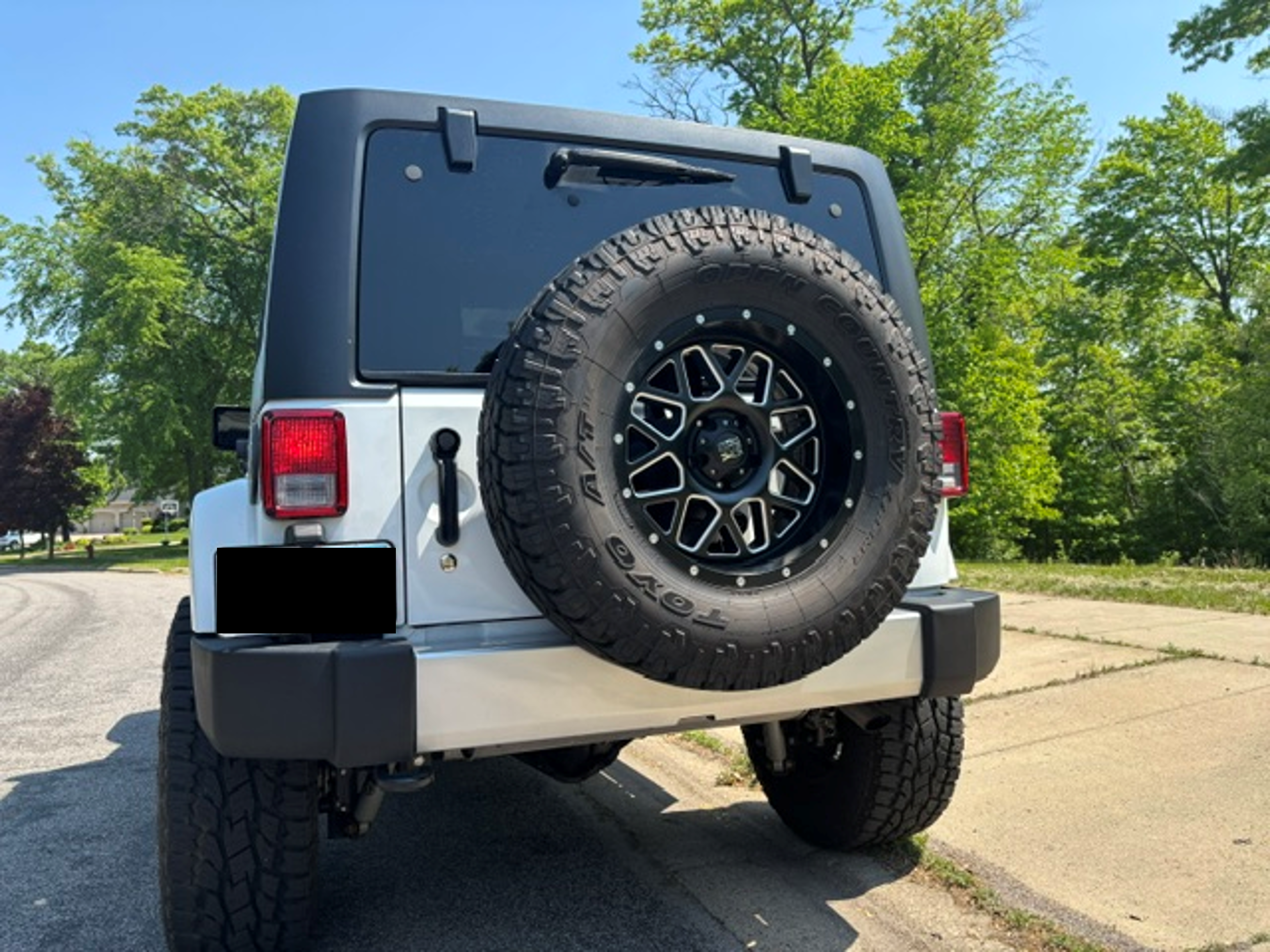 Used 2014 Jeep Wrangler Unlimited Sahara w/ Connectivity Group AWD/4WD image 16