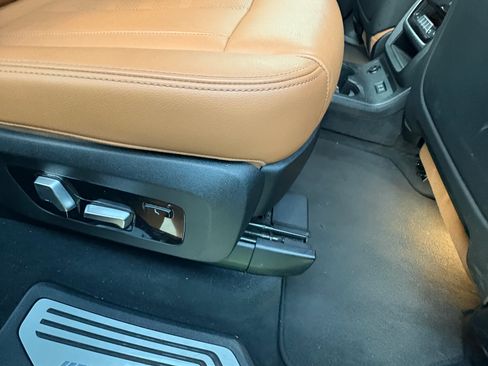 Used 2022 BMW X7 xDrive40i w/ M Sport Package AWD/4WD image 8