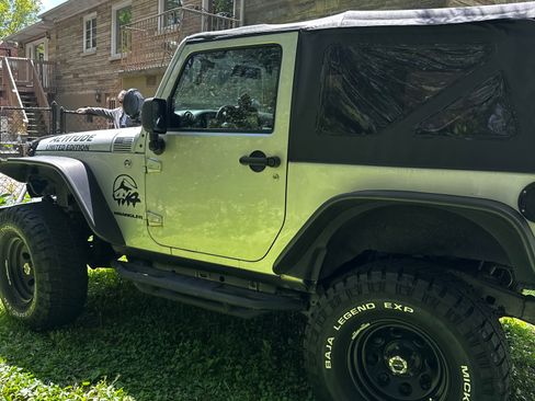 Used 2012 Jeep Wrangler Sahara AWD/4WD image 10