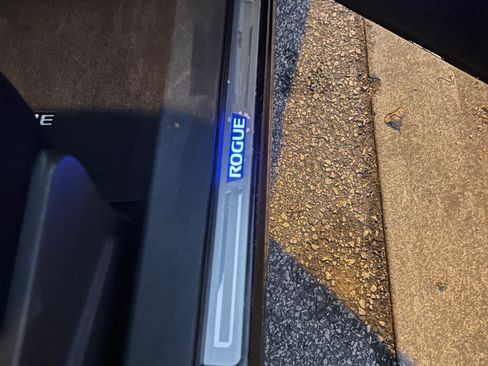 Used 2013 Nissan Rogue SV w/ Premium Pkg image 11