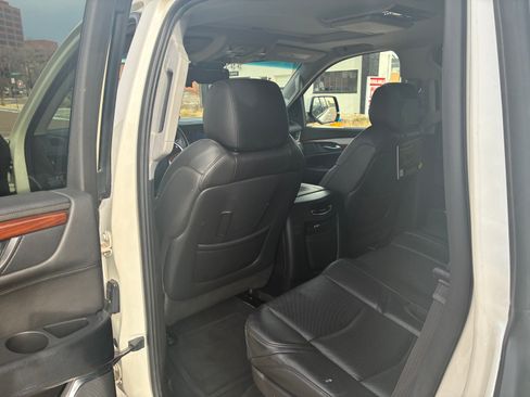 Used 2015 Cadillac Escalade Luxury image 14