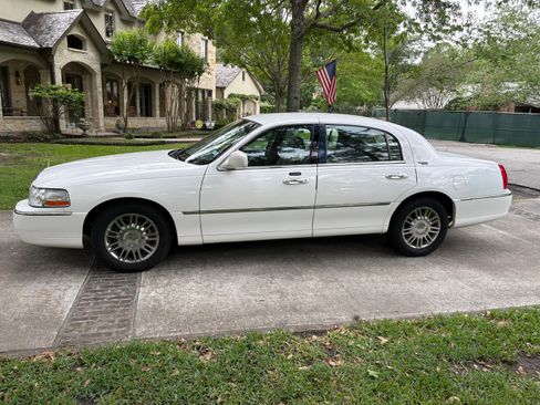Used 2009 Lincoln Town Car Signature Limited image 4
