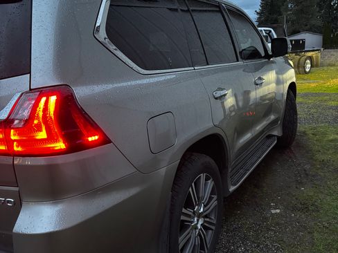 Used 2016 Lexus LX 570 4WD w/ Luxury Package image 8