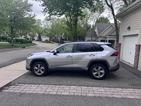 Used 2019 Toyota RAV4 Limited w/ Carpet Mat Package AWD/4WD image 9
