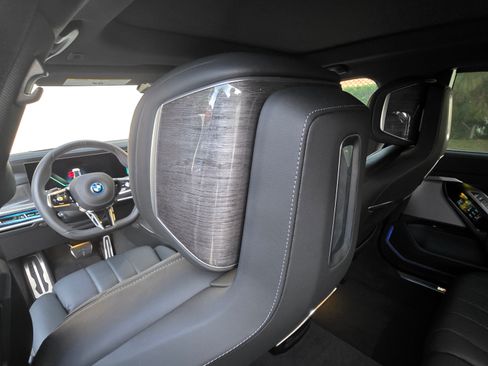 Used 2024 BMW i7 M70 w/ Premium Package image 11