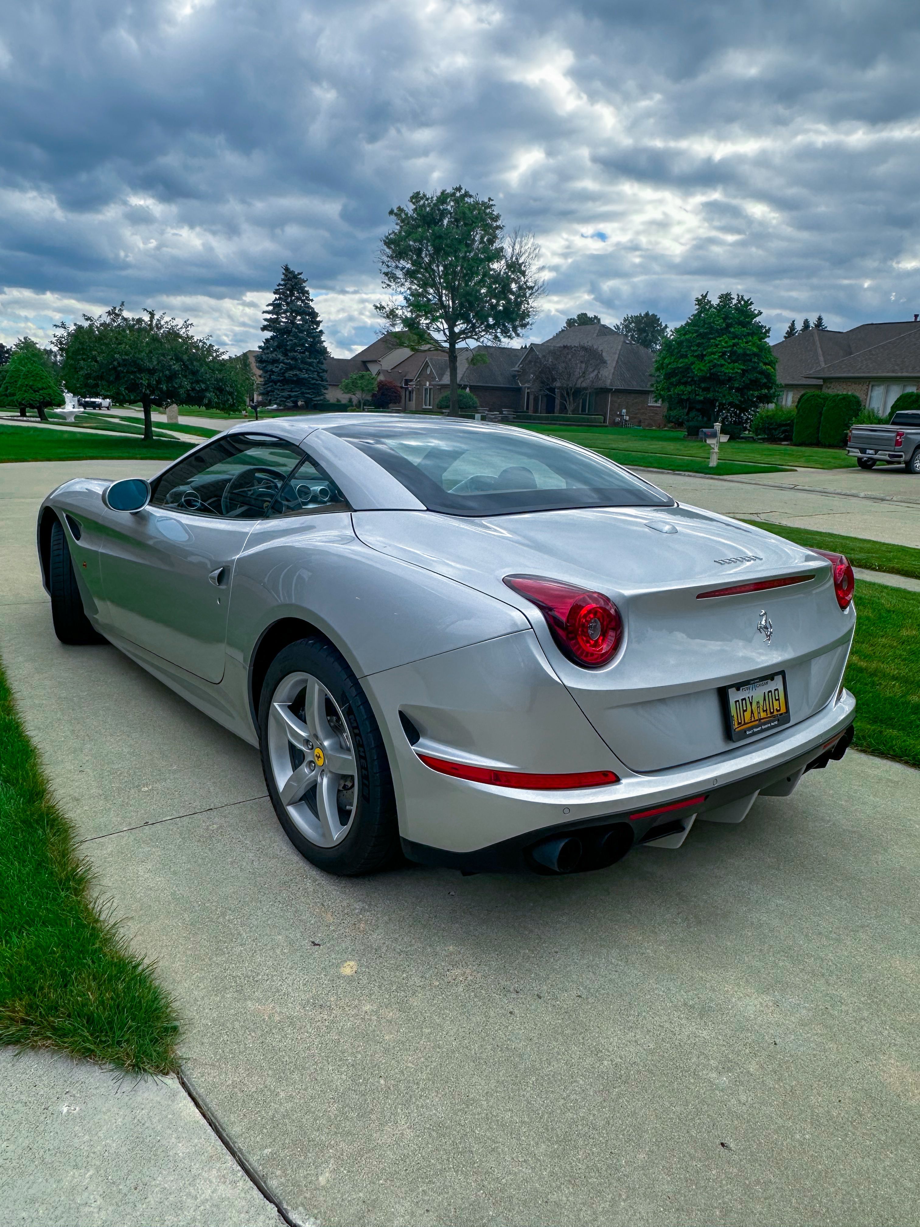 Used 2015 Ferrari California T RWD image 4