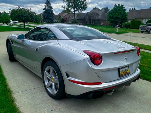 Used 2015 Ferrari California T RWD image 4
