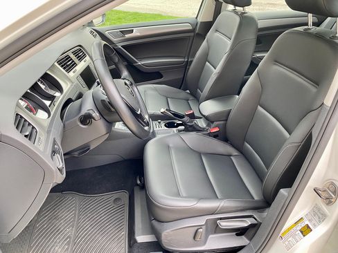 Used 2017 Volkswagen Golf SE image 16