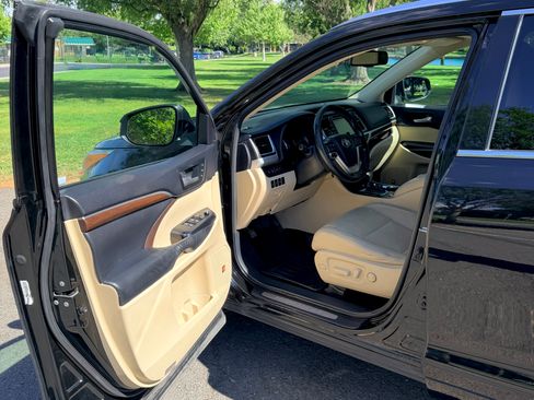 Used 2015 Toyota Highlander Limited Platinum image 9