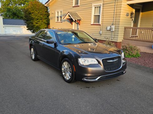 Used 2015 Chrysler 300 Limited image 2