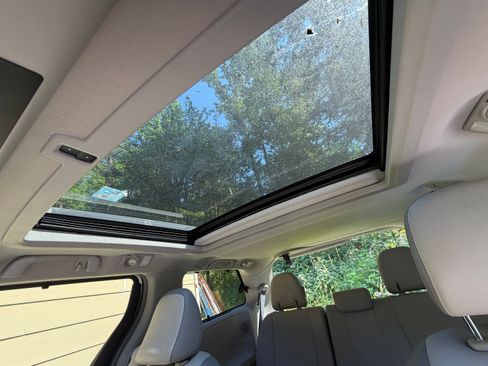 Used 2011 Toyota Sienna Limited w/ Premium Pkg FWD image 14
