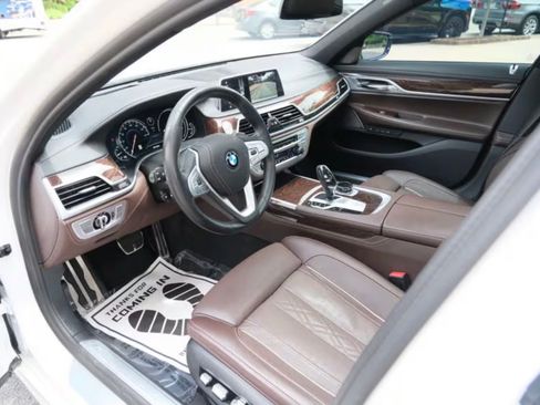 Used 2019 BMW 750i w/ Executive Package RWD image 14