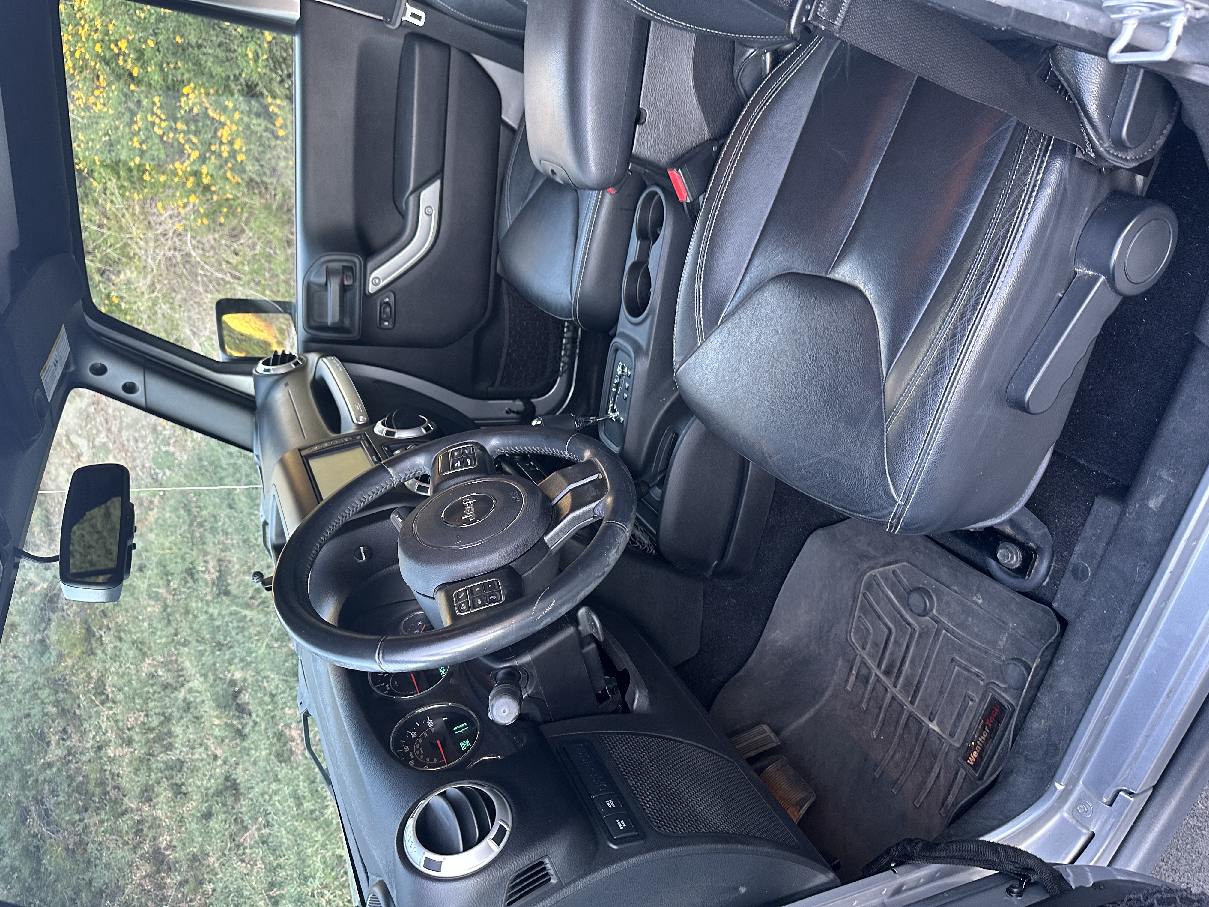 Used 2015 Jeep Wrangler Unlimited Rubicon w/ Connectivity Group AWD/4WD image 18