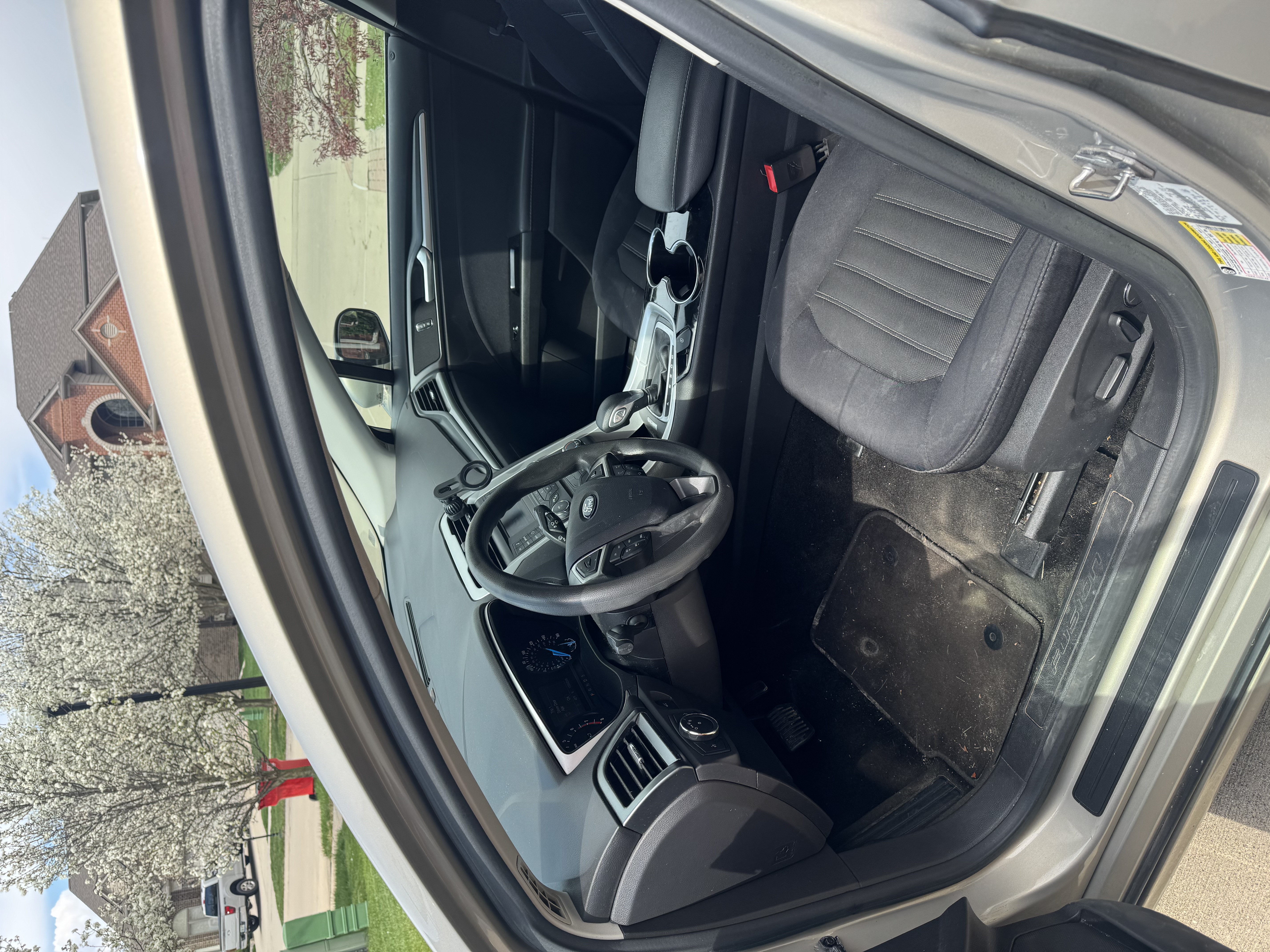 Used 2015 Ford Fusion SE FWD image 4