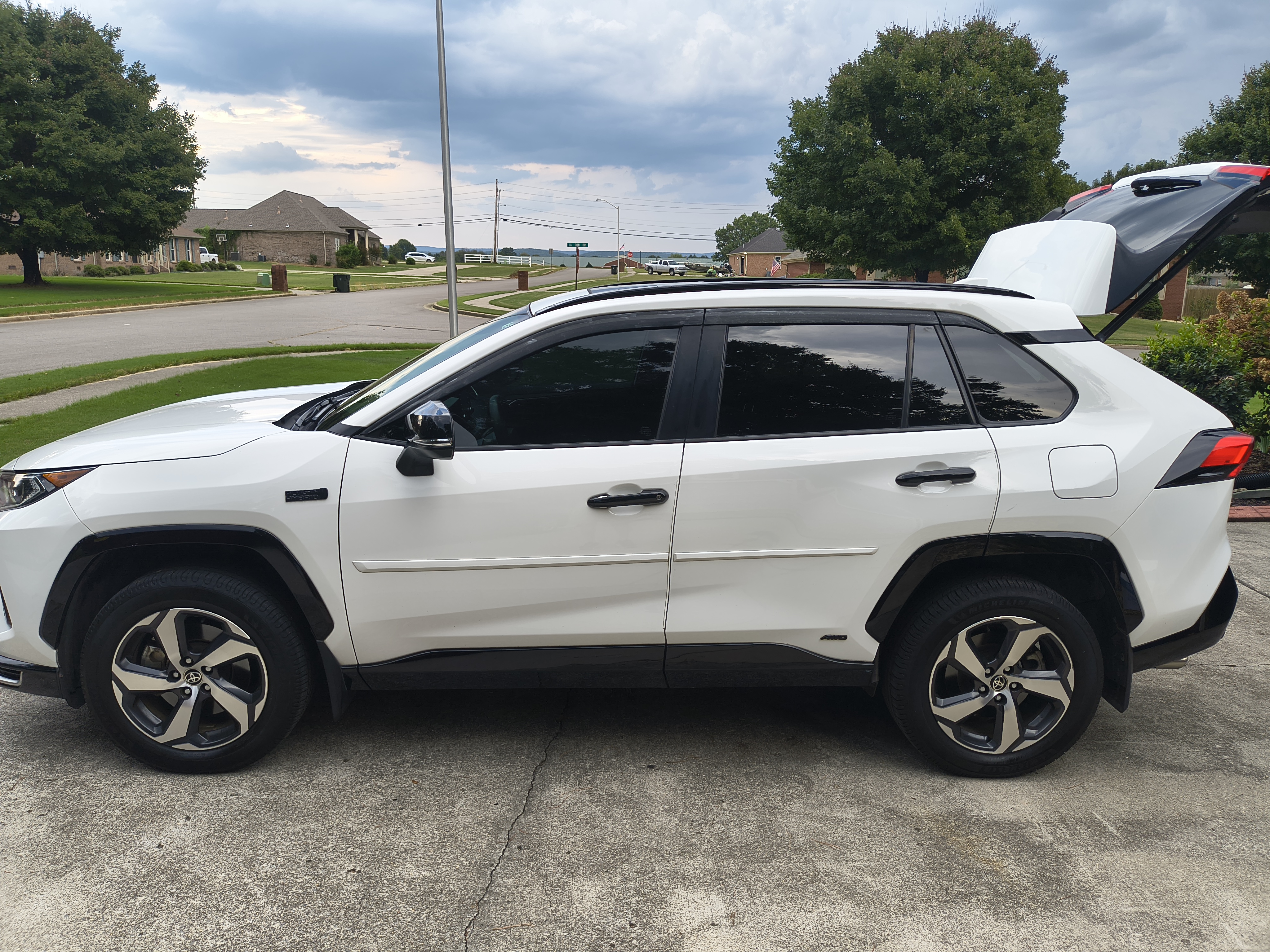 Used 2021 Toyota RAV4 SE w/ Weather & Moonroof Package AWD/4WD image 1