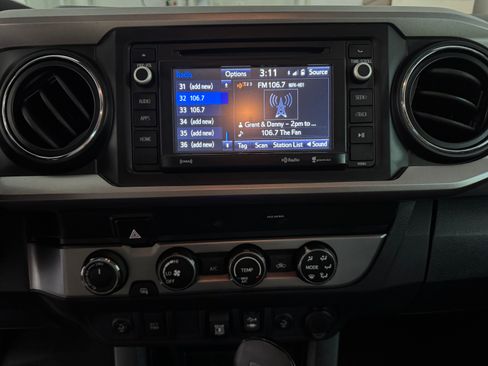 Used 2019 Toyota Tacoma SR5 AWD/4WD image 13