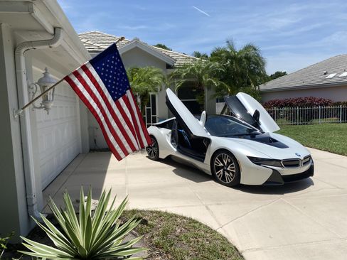Used 2015 BMW i8 Coupe 2D image 1