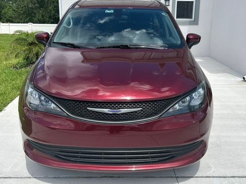 Used 2020 Chrysler Voyager L FWD image 2