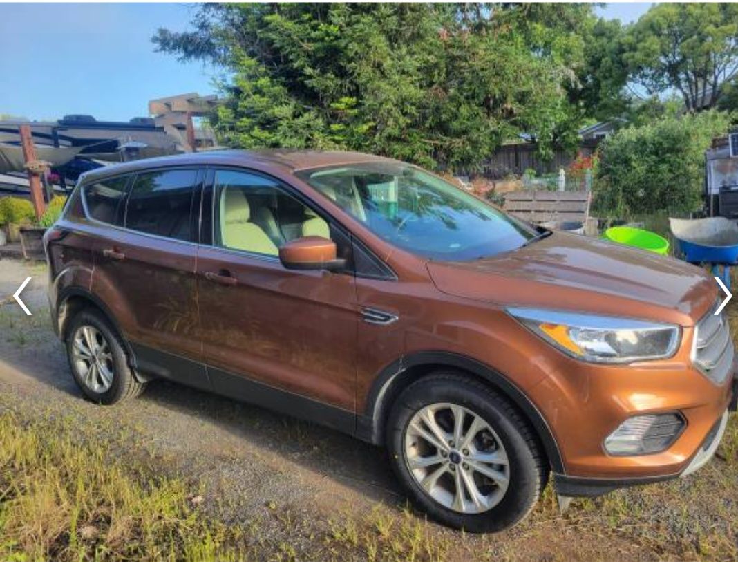Used 2017 Ford Escape SE w/ SE Cold Weather Package AWD/4WD image 2