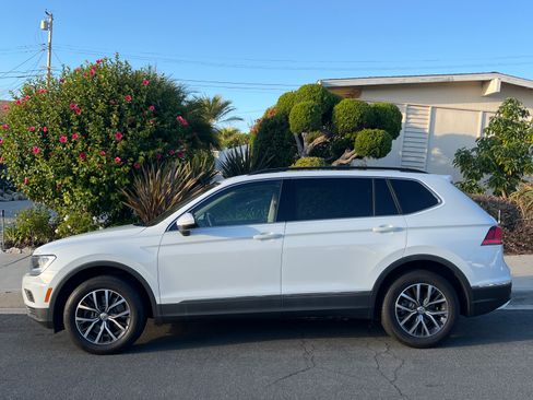 Used 2020 Volkswagen Tiguan SE w/ Panoramic Sunroof Package image 2