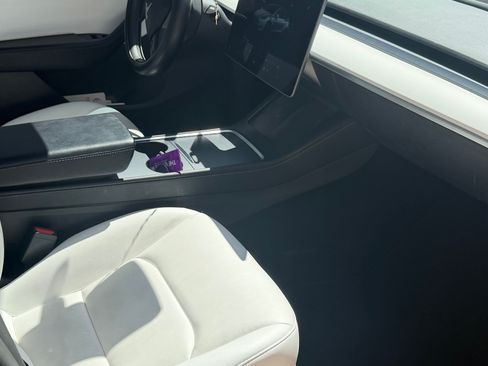 Used 2022 Tesla Model Y Long Range image 10