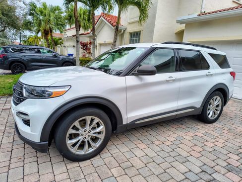 Used 2020 Ford Explorer XLT w/ Equipment Group 202A RWD image 12