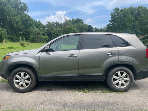 Used 2011 Kia Sorento 2WD image 2