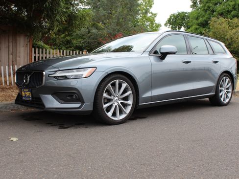 Used 2020 Volvo V60 T5 Momentum FWD image 1