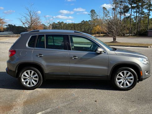 Used 2010 Volkswagen Tiguan SE image 8