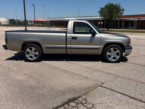 Used 2000 Chevrolet Silverado 1500 2WD Regular Cab w/ Exterior Appearance Pkg image 2