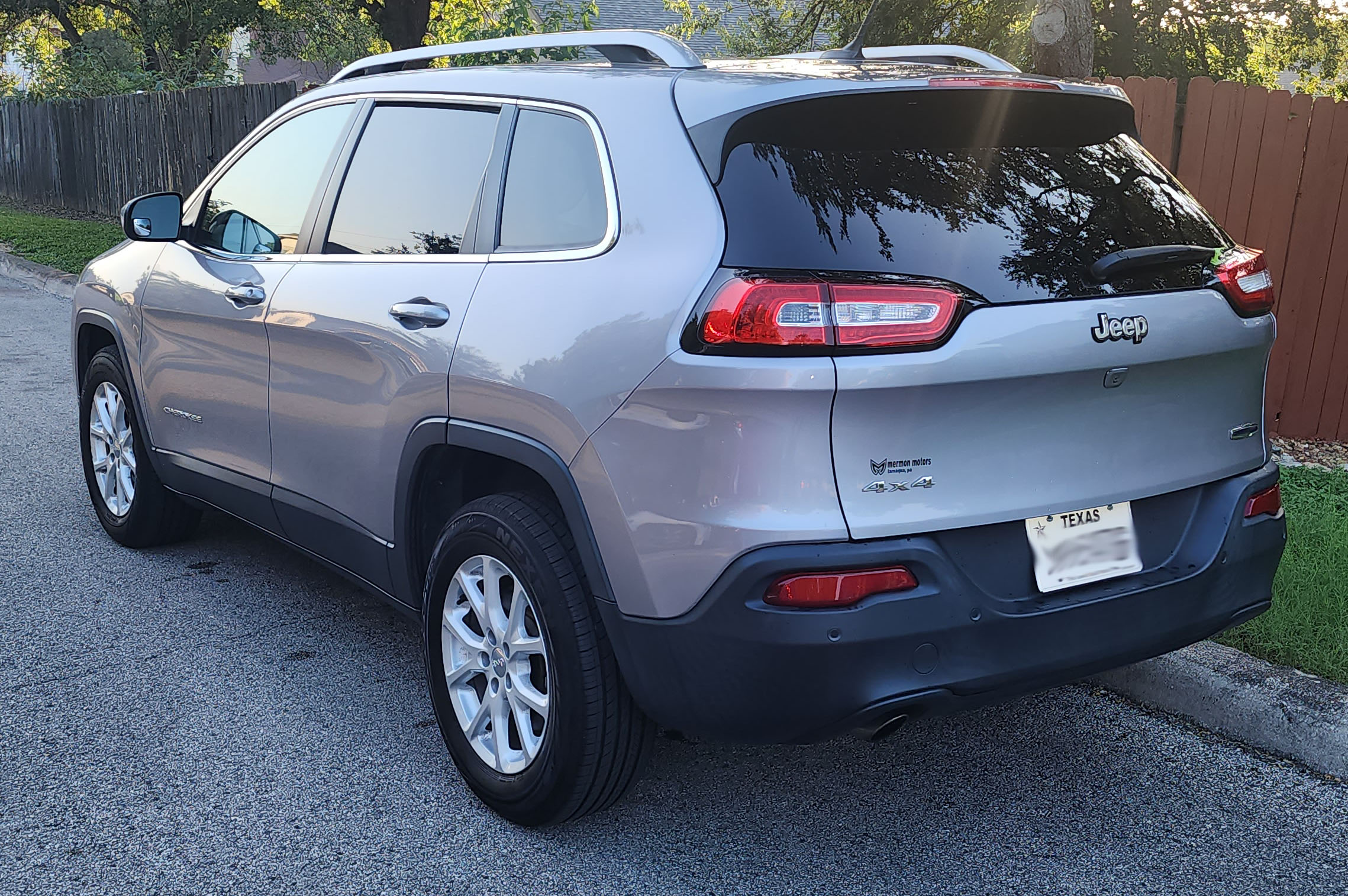 Used 2018 Jeep Cherokee Latitude w/ Safety Group AWD/4WD image 5