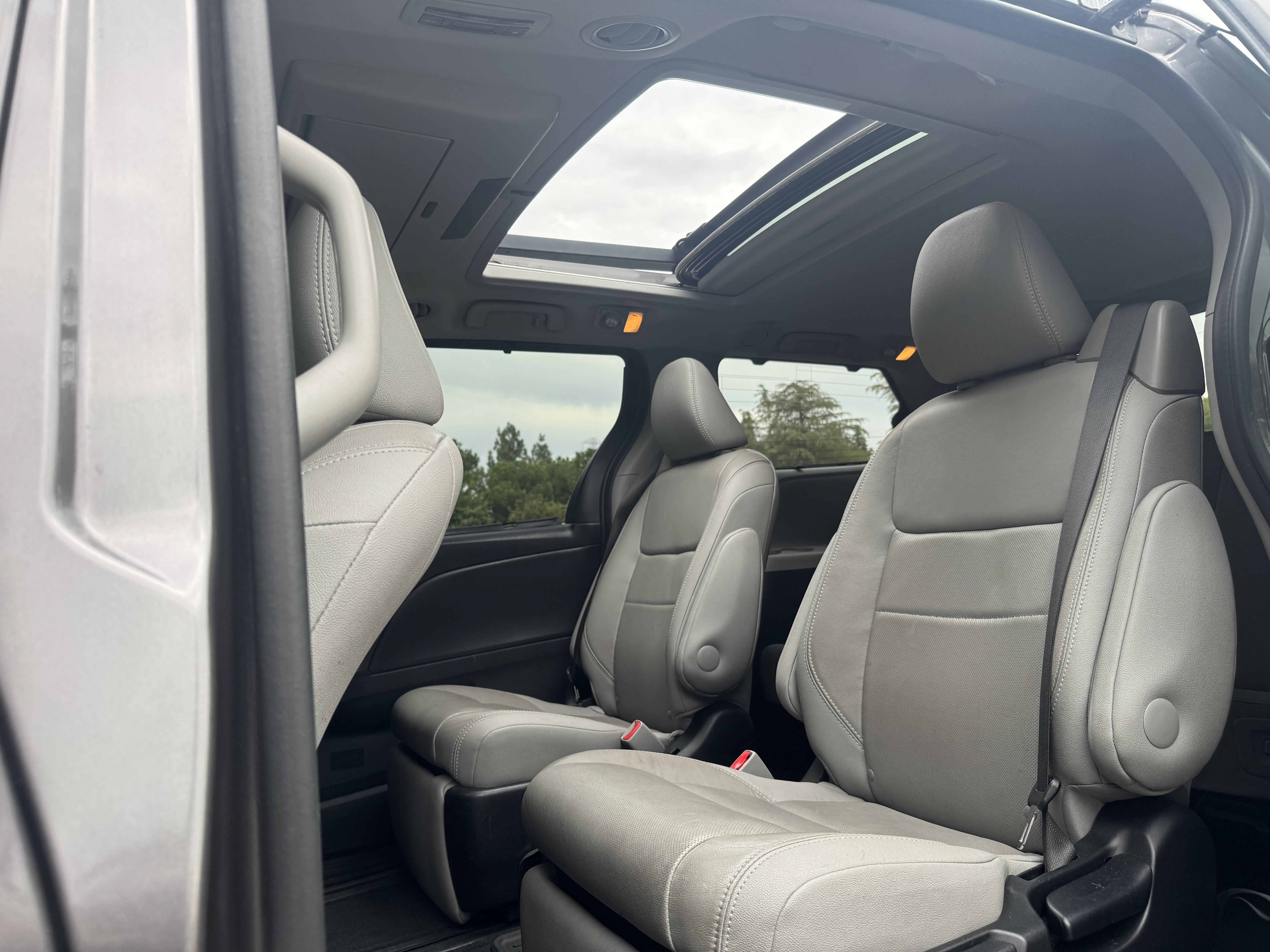 Used 2017 Toyota Sienna Limited Premium FWD image 10