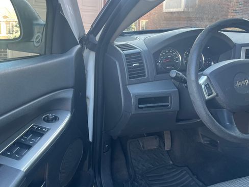 Used 2010 Jeep Grand Cherokee Laredo image 21