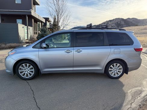 Used 2017 Toyota Sienna Limited Premium image 5