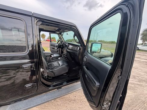 Used 2019 Jeep Wrangler Unlimited Sahara AWD/4WD image 28