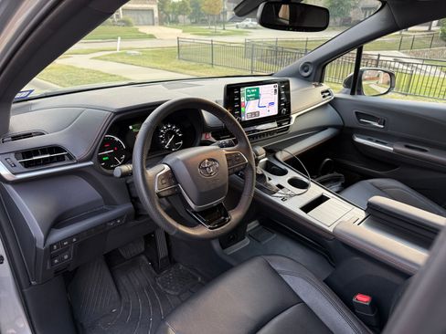 Used 2023 Toyota Sienna XSE w/ XSE Plus Package image 6