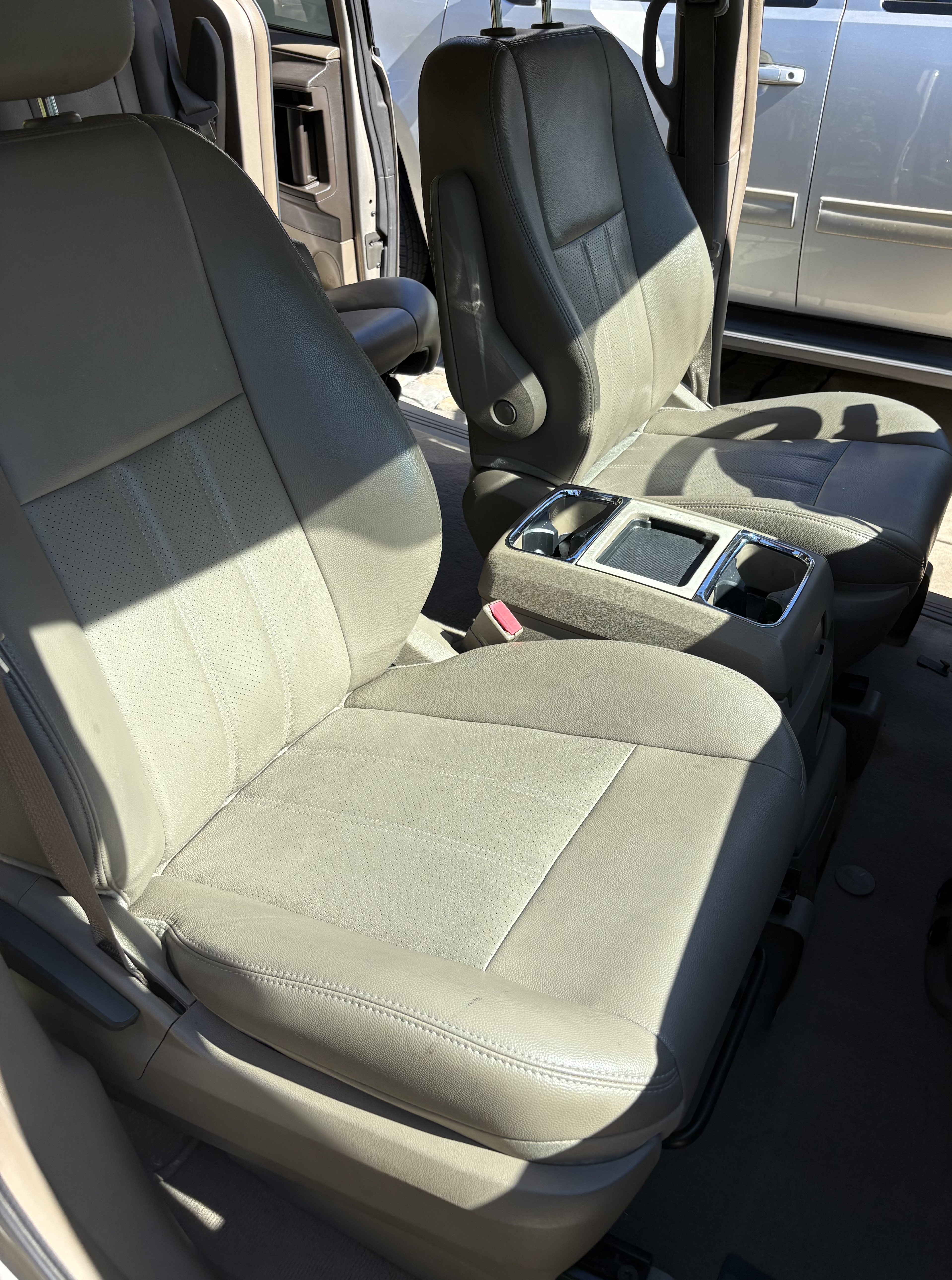 Used 2012 Chrysler Town & Country Touring w/ Entertainment Group #1 FWD image 5