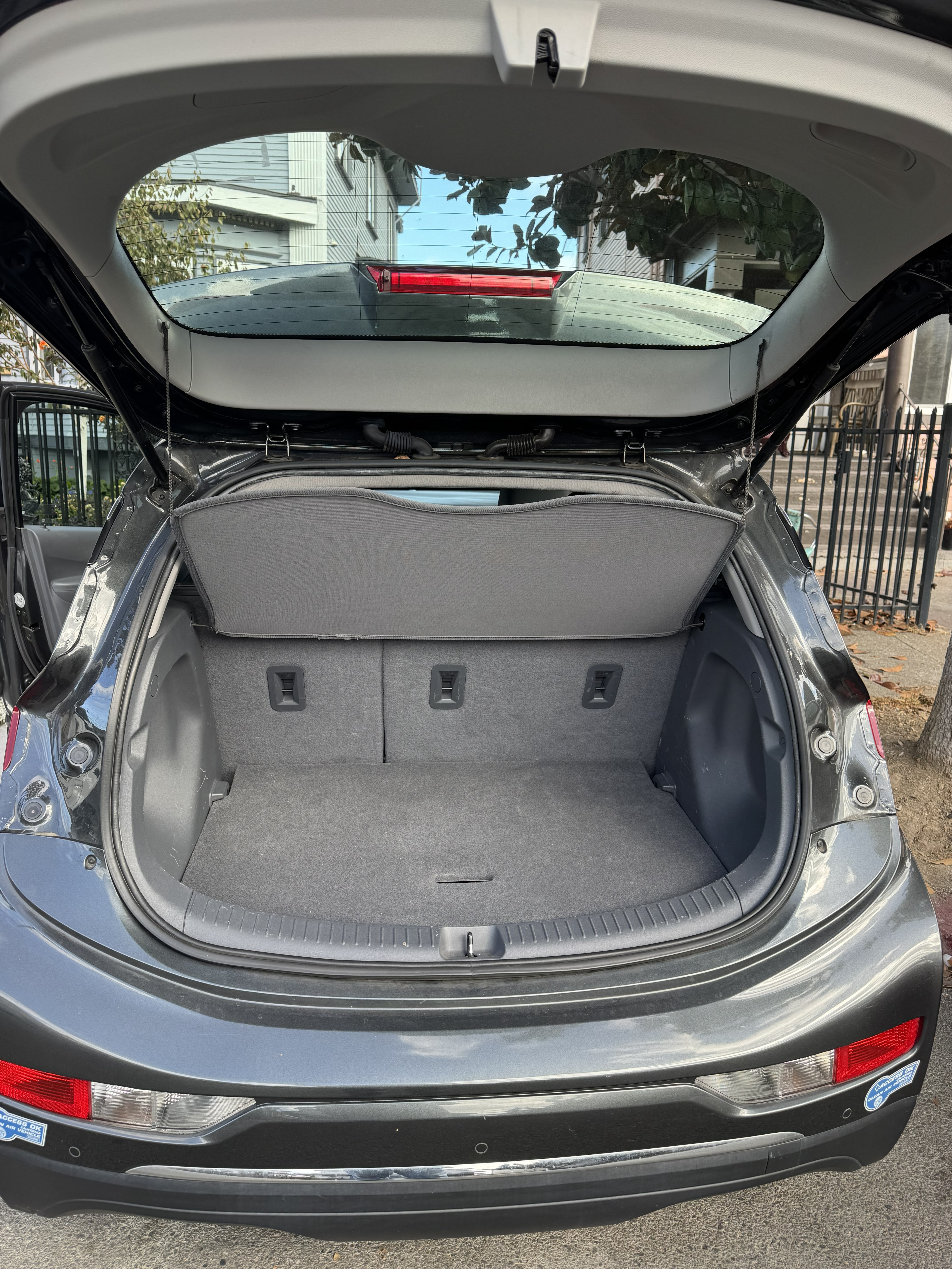 Used 2021 Chevrolet Bolt Premier w/ Infotainment Package FWD image 6