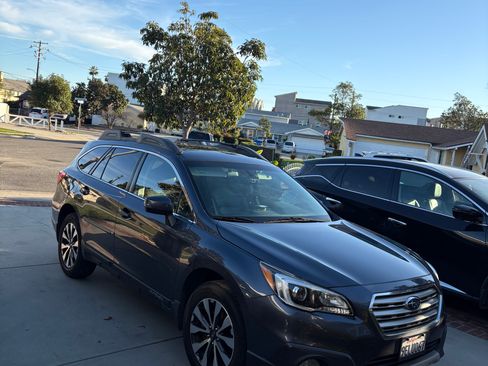 Used 2017 Subaru Outback 2.5i Limited image 2