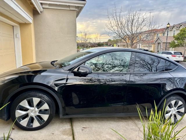 Used 2021 Tesla Model Y Long Range AWD/4WD image 1