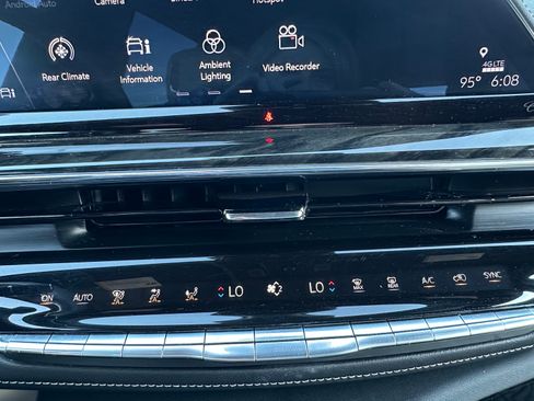Used 2023 Cadillac Escalade Premium Luxury AWD/4WD image 18