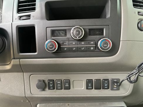 Used 2016 Nissan NV 3500 SL image 12