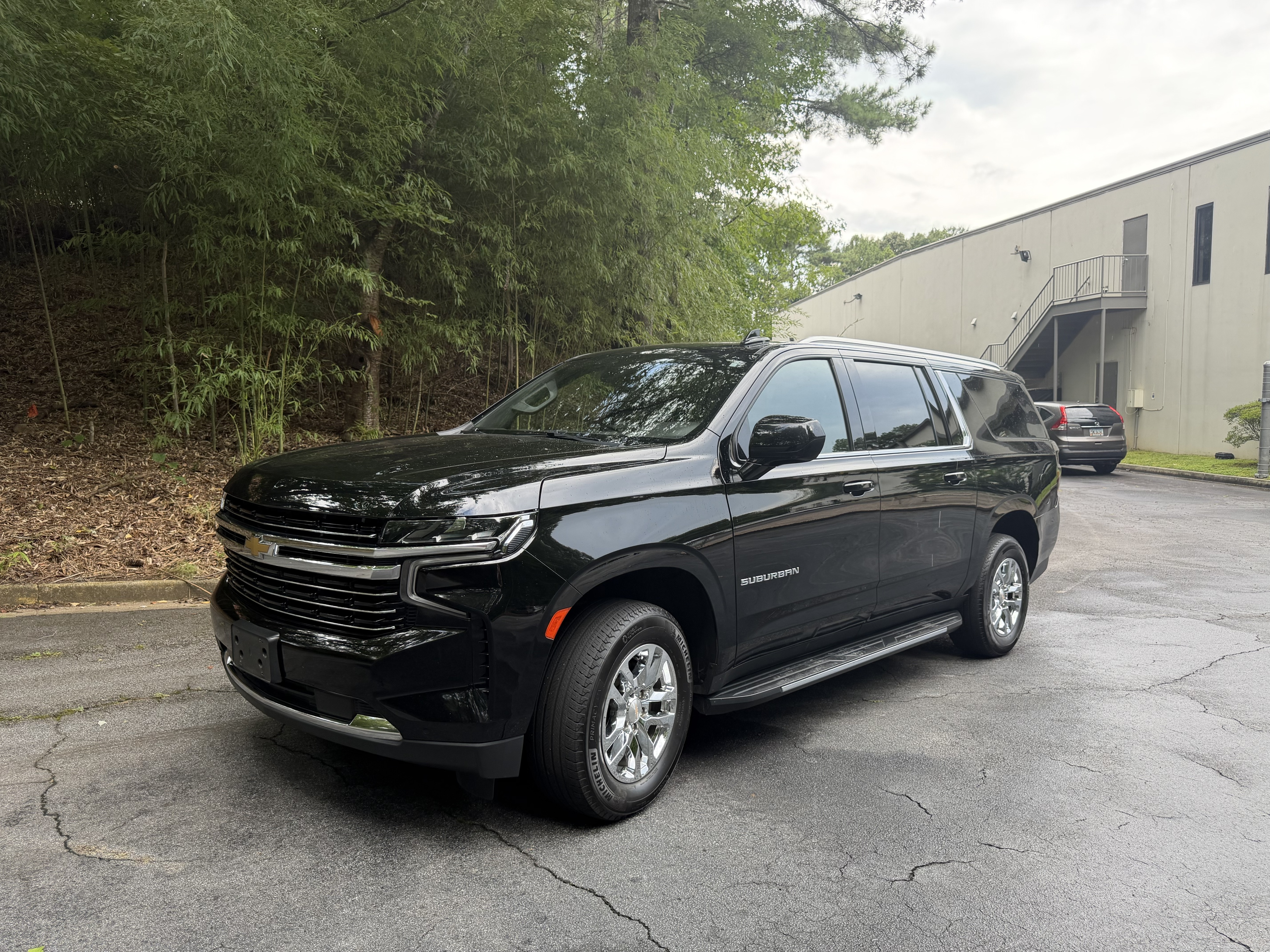 Used 2022 Chevrolet Suburban LT w/ Luxury Package RWD image 1