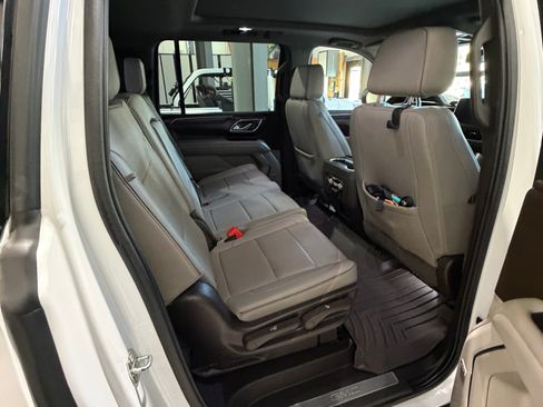 Used 2022 GMC Yukon XL SLT w/ SLT Premium Package AWD/4WD image 9