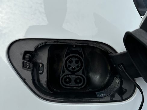 Used 2016 Volkswagen e-Golf SE w/ DC Fast Charging Package image 8