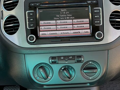 Used 2010 Volkswagen Tiguan SE image 24