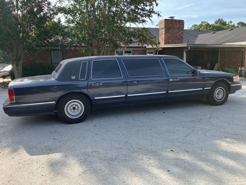 Used 1997 Lincoln Town Car Executive RWD image 8